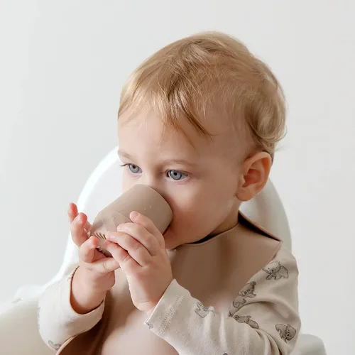 Vista 4 de SAMiGO Tazas de silicona para bebés de 6 a 12 meses, pequeñas tazas abiertas para entrenamiento y beber agua, suministros para el destete guiado por