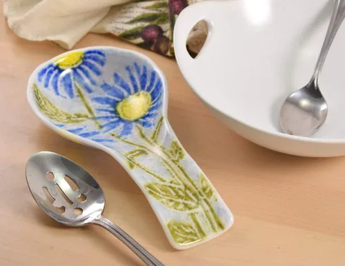 Vista 2 de Cuchara de cocina floral de vidrio fundido hecho en Estados Unidos (margarita azul)