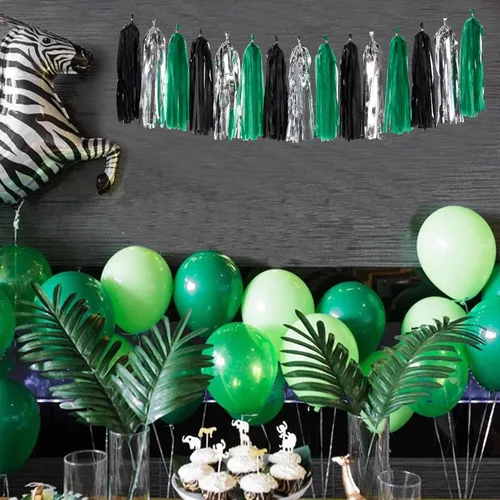 Vista 4 de Guirnalda de borlas negras y verdes plateadas – 15 piezas de suministros de fiesta de fútbol, borlas de graduación, decoraciones de fondo