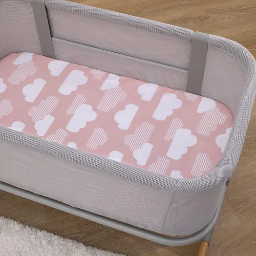 Vista 4 de Skip Hop Cozy-Up - Sábana bajera ajustable 2 en 1 con nubes blancas y rosas, 100 % algodón