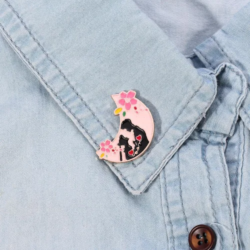Vista 4 de Sailor Anime Moon Cosplay Pines Alfileres esmaltados de anime, broche de flor de rosa roja con diseño de luna, insignias de metal, regalos