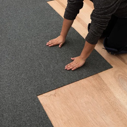 Vista 13 de Mohawk Home Baldosa de alfombra de 24" x 24" para interiores/exteriores, altura de pelo de 0.25", despegar y pegar, poliéster negro, (15 baldosas)