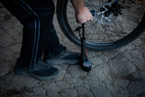 Vista 6 de Blackburn Bomba híbrida de cuadro de bicicleta con manómetro