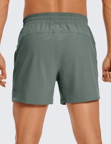 Vista 2 de CRZ YOGA Pantalones cortos de entrenamiento sin forro para hombre, ligeros, de secado rápido, para correr, deportes, gimnasio, con bolsillos