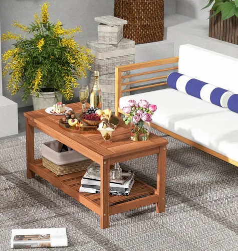 Vista 2 de Giantex Mesa de centro de madera dura para patio, mesa de centro de madera de 2 niveles con mesa de listones y estante de almacenamiento, mesa
