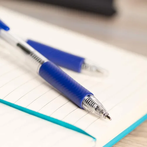 Vista 6 de Simply Genius Bolígrafo – Paquete de 50 unidades, tinta azul, bolígrafo retráctil, bolígrafo de escritura suave y agarre cómodo para oficina
