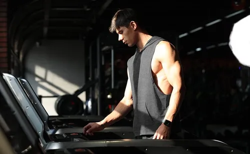 Vista 3 de Camiseta sin mangas con capucha para hombre, para gimnasio, fisicoculturismo, entrenamiento muscular, camiseta atlética