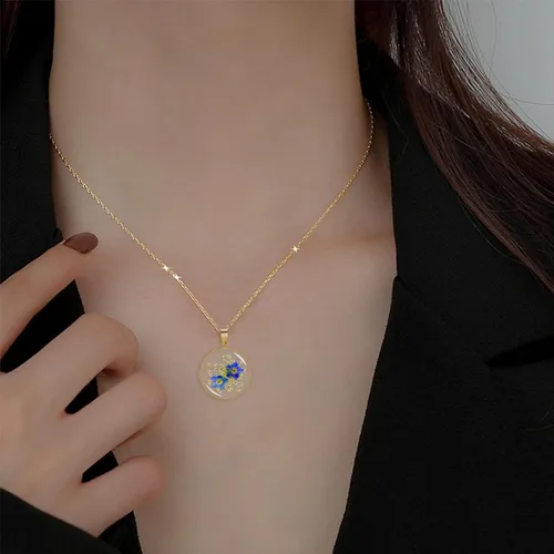 Vista 3 de Collar de flores silvestres prensadas con encaje de Forget-Me-Not y Queen Anne Collar de flores prensadas de oro Collares hechos a mano