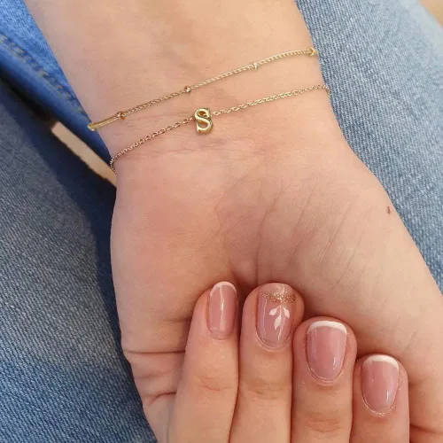 Vista 5 de Memorjew Pulseras con iniciales para mujer, chapados en oro de 14 quilates, pulseras con iniciales en capas para mujeres y niñas, regalos