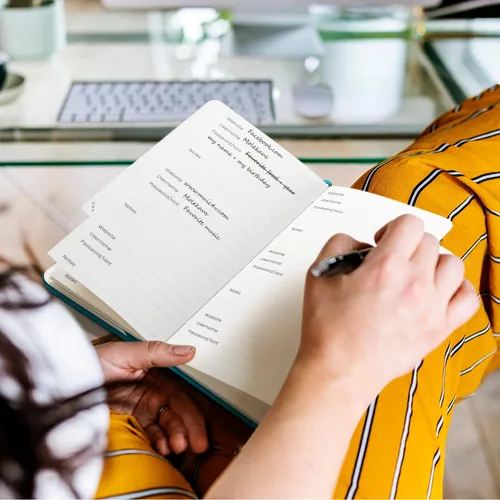 Vista 6 de molekaus Libro de contraseñas con pestañas alfabéticas, pequeño guardián de contraseñas con espacio adicional para cambiar la contraseña. Cuaderno