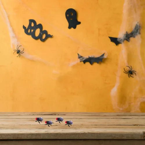 Vista 6 de 50 mini moscas de plástico: pequeñas moscas realistas para trucos de broma, broma de utilería de Halloween para fiestas de inocentes de abril