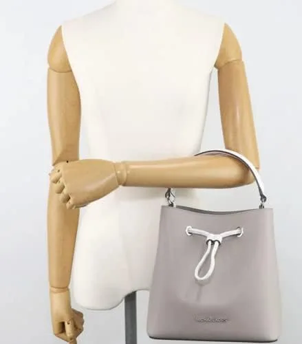 Vista 5 de Michael Kors Suri - Bolso bandolera de piel con cubo mediano