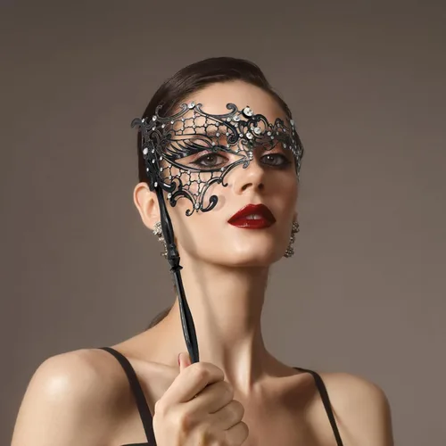 Vista 2 de Thmyo Máscara veneciana de fiesta de Mardi Gras de Halloween con palo de sujeción, máscara de mano con plumas de metal y diamantes de imitación