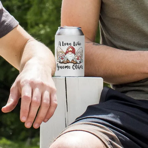 Vista 4 de Style In Print Fundas navideñas para latas, enfriador de bebidas A Love like Gnome, Other Christmas Scuba Foam Party Beer Cover White Design Only