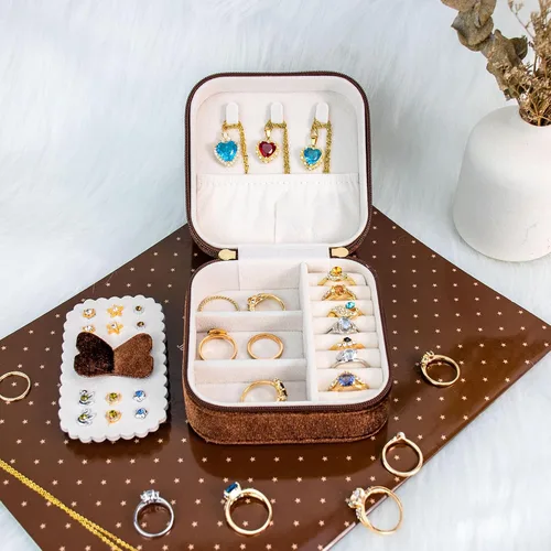 Vista 4 de SANQIANWAN Joyero de viaje de terciopelo de lujo para mujer, mini organizador de joyería pequeña, estuche de viaje portátil para anillos, aretes