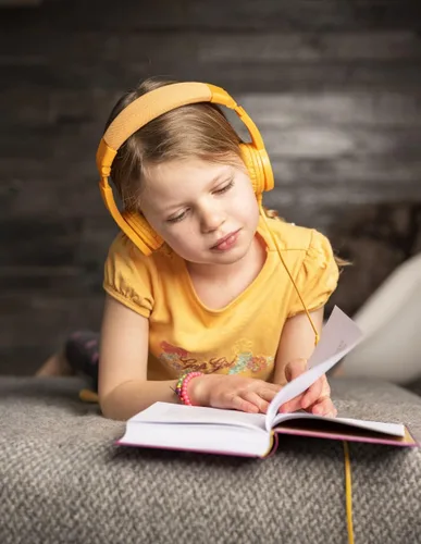 Vista 5 de BuddyPhones Explore Plus Auriculares plegables con cable para niños, cable para compartir audio integrado con micrófono en línea, limitación