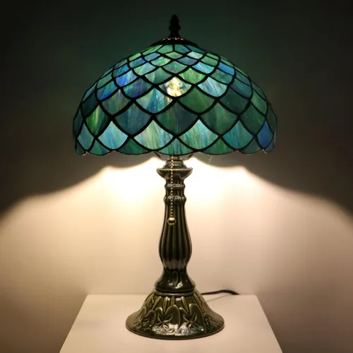 Vista 7 de Tiffany Style Stained Glass Table Lamp 18.5 Inch - Blue Fish Scales 12X12X18.5 Inch, E26 Bulb Base，Pull Chain Switch, Ceramic Base, Bedside