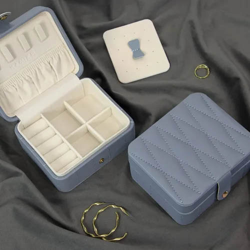 Vista 2 de KAMIER Organizador de joyas de viaje, cajas de joyería portátiles de cuero acolchado con diamantes para mujeres y niñas, organizador pequeño