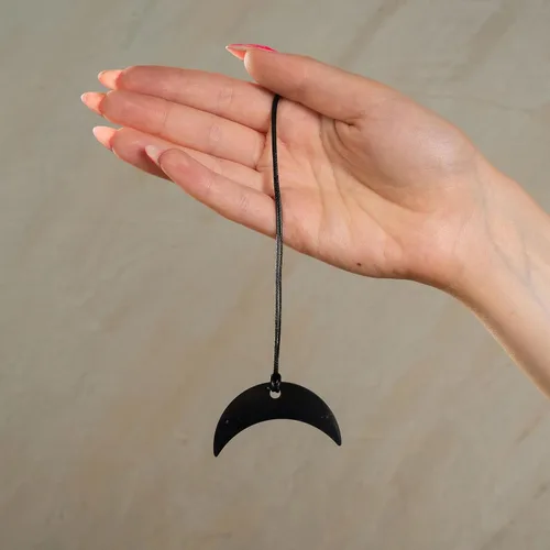 Vista 2 de Karelian Heritage Colgante de Shungite Moon Crescent Collar de piedra de shungita de luna negra natural para mujeres y hombres Amuleto
