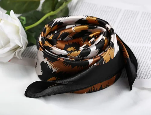Vista 2 de Allegra K Pañuelos cuadrados con estampado de leopardo para mujer, pañuelo y cuello