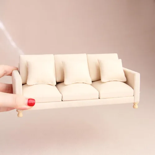 Vista 5 de Sofá miniatura de gamuza a escala 1:12 y 1:8 con 3 almohadas, mini sofá beige para muñecas de 5 a 9 pulgadas, muebles de casa de muñecas, decoración