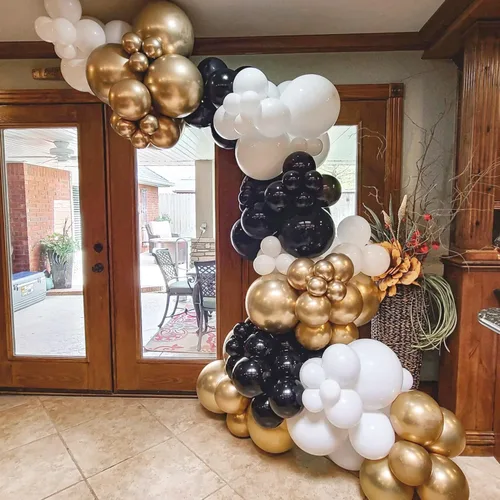 Vista 4 de Kit de arco de globos negros y dorados, ADOINBY 140 piezas de globos de látex confeti negros, blancos y dorados metálicos de 18, 12, 10 y 5