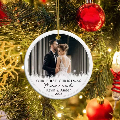 Vista 4 de Adorno de cerámica personalizable con texto en inglés «Our First Christmas Married», adorno de Navidad personalizado para el señor y la señora