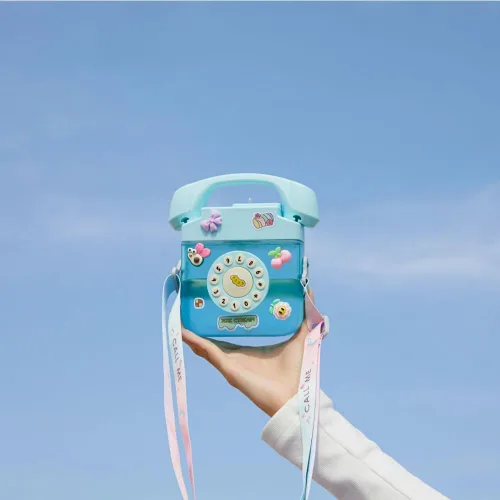 Vista 4 de Botella de agua creativa con forma de teléfono retro de 13.5 fl oz con correa ajustable para el hombro, botellas a prueba de fugas Kawaii