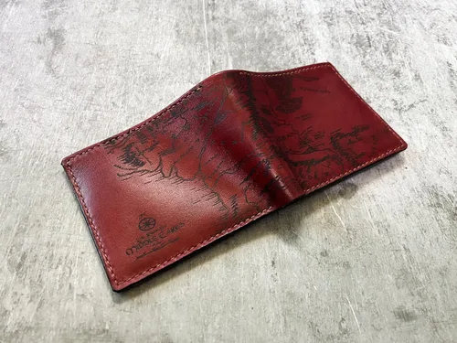 Vista 5 de Billetera vintage hecha a mano para hombre – Cuero auténtico plegable con grabado de mapa, regalo personalizable, Castaño, medio, Billetera plegable