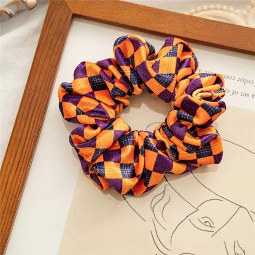 Vista 2 de Coleteros de terciopelo para el cabello de Halloween, bandas amarillas para el cabello, accesorios para el cabello a cuadros, coleteros a cuadros