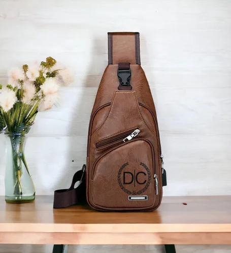 Vista 3 de Bolso bandolera de cuero personalizado - Bolso cruzado para hombre - Bolso de pecho para hombre - Mochila bandolera con puerto de carga USB - Bolsa