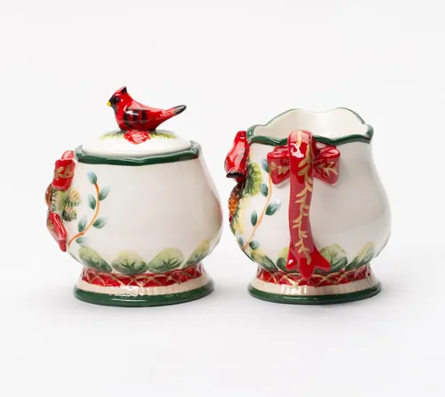 Vista 2 de Cosmos Gifts 10555DB Colección Evergreen de Cerámica Fina Rojo Cardenal con Cono de Pino Azúcar y Crema, 4 1/8" H