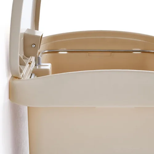 Vista 4 de Rubbermaid Commercial Products - Bote de basura STREAMLINE con pedal frontal/paso de plástico/basura/contenedor de 4 galones, color beige