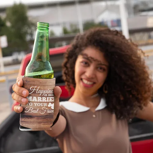 Vista 7 de VictoryStore Enfriadores de latas y bebidas: la felicidad es estar casado con tu mejor amigo Enfriadores de latas de boda