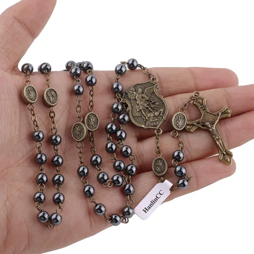 Vista 5 de Collar con rosario católico de San Miguel Arcángel con cuentas de piedra negra de hematita con caja de regalo de metal dorado para hombres