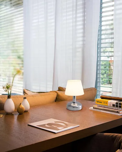 Vista 8 de KDG Lámparas de mesa pequeñas modernas inalámbricas, lámpara de escritorio LED regulable impermeable portátil para exteriores y ducha, luz con Plata