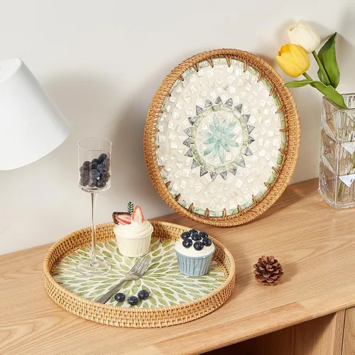 Vista 3 de Kmelep Bandeja redonda de ratán con incrustaciones de madreperla, bandeja de ratán con base de madera, cesta decorativa de mimbre para decoración