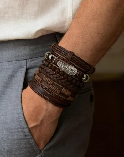 Vista 3 de Juego de 8 pulseras de cuero punk para hombres y mujeres, 6 puños trenzados de poliuretano, collar y llavero, ajustable, apilable
