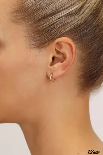 Vista 3 de Aretes de aro redondos de oro amarillo de 10 quilates grabados a mano, corte de diamante, cierre seguro en la parte trasera