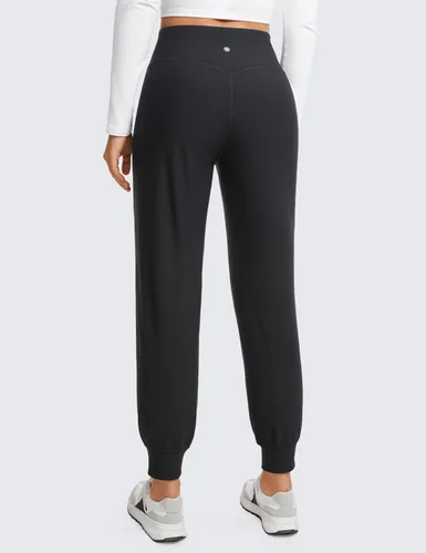 Vista 2 de CRZ YOGA Pantalones deportivos de entrenamiento con forro polar para mujer con bolsillos de 27.5 pulgadas, pantalones de senderismo y correr al aire
