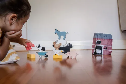 Vista 4 de Tender Leaf Toys - Juego de corral apilable para niños - Juego de animales para fomentar el pensamiento lógico, inspirar el juego imaginativo