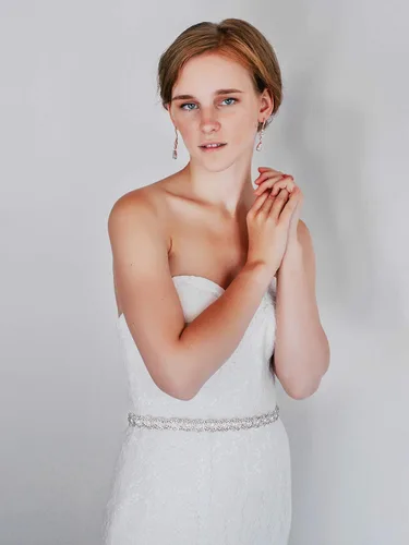 Vista 2 de SWEETV Rhinestone Bridal Belt Braid Crystal Wedding Dress Belt Sash Headband for Bride Bridesmaid