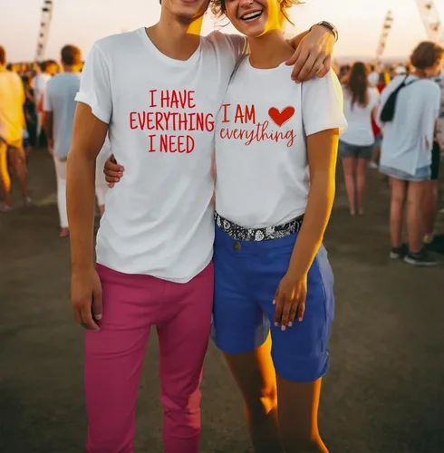 Vista 2 de Camiseta para parejas con texto en inglés "I Have Everything I Need I am Everything" para parejas