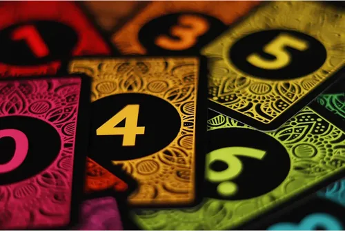 Vista 4 de IELLO: Allegra - Basado en el juego de cartas Golf, mantén tu puntuación lo más baja posible, a partir de 8 años en familia, 2-6 jugadores, 30
