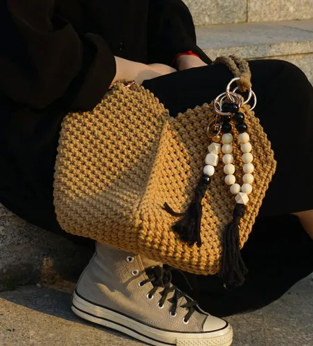 Vista 7 de Juego de llavero de pulsera hecho a mano con cuentas de madera con borlas para llaves, regalo de recuerdo