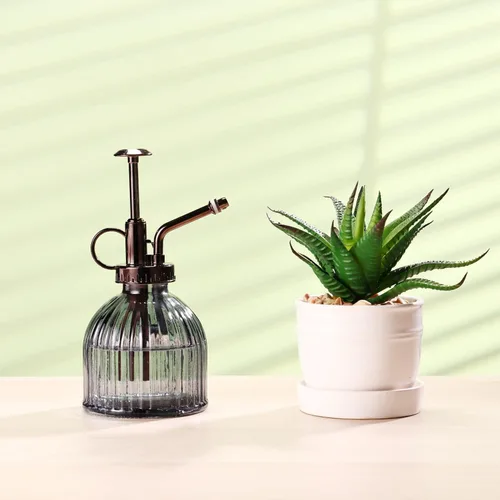 Vista 4 de Mister de cristal para plantas, botella de rociador de agua de vidrio verde de 6.5 pulgadas con bomba superior dorada, rociador de plantas pequeñas