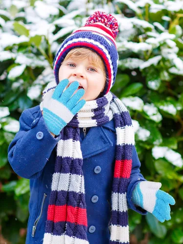 Vista 4 de SATINIOR 5 pares de guantes de dedos completos para niños, guantes de punto cálidos guantes de invierno para niños pequeños y niñas, suministros