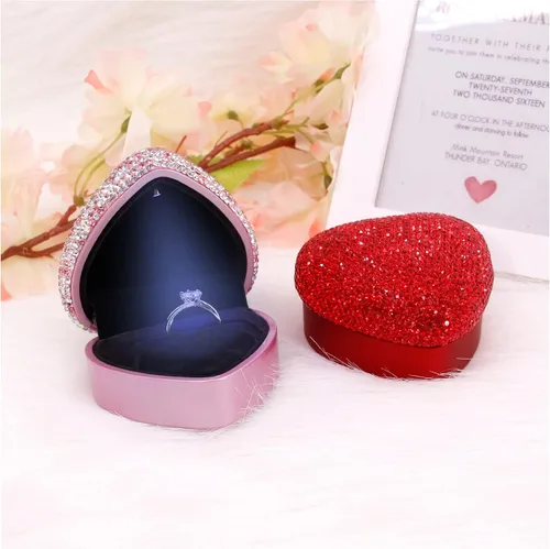 Vista 4 de Naimo Caja de anillo de compromiso con forma de corazón de diamantes de imitación, soporte de terciopelo, aretes, moneda, joyero, caja con luz LED