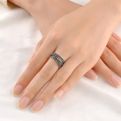 Vista 2 de Mytys Crossover Statement Rings for Women 18k Gold Band Ring Black Marcasite Wide Chunky Twist Rings