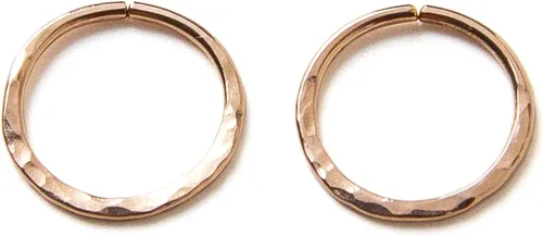 Vista 14 de Pequeños aros chapados en oro rosa martillado, mini aretes de aro, aretes de aro Huggie